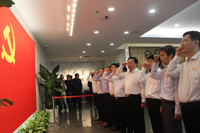 9861555311149758.png 領導班子集體宣誓1.png